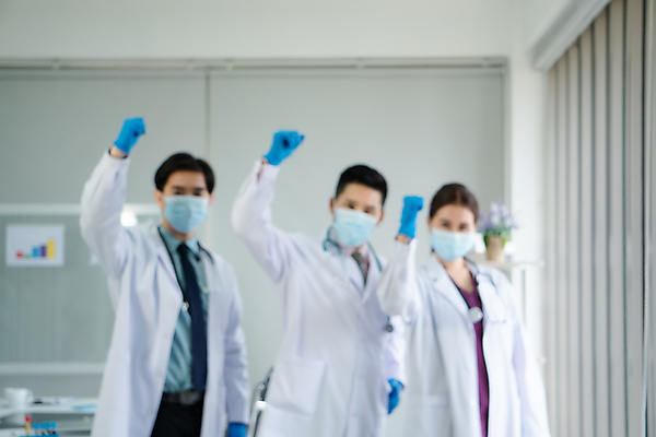 포토 JPG 해외이미지 직업 응시 여자 남자 행복 과학 유니폼 노동자 건강 병원 가면 서기 미소 사람 세명 사무실 약 건강관리 방 의사 작업 그룹 실험실 보호 질병 위험 종업원 과학자 직원 서비스 감염 돌봄 백신 전염병 제어 헬프 해외포토 시선 옷 감정 컨셉 비즈니스 의학 모션 표정 실험 관리 의료진 도움 학자 파일형식 이미지허브