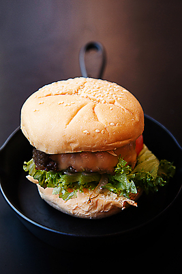 포토 JPG 해외이미지 검은배경 패스트푸드 사람없음 햄버거 프라이팬 담기 해외포토 백그라운드 모션 주방용품 검은색 인스턴트 파일형식 이미지허브