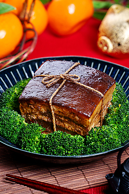 포토 JPG 해외이미지 접시 과일 실내 돼지고기 사람없음 아웃포커스 중식 끈 브로콜리 나무젓가락 나무발 동파육 빨간배경 해외포토 식기 음식 백그라운드 채소 젓가락 촬영기법 육류 내부 빨간색 파일형식 이미지허브