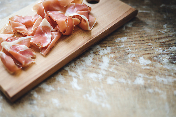 포토 JPG 해외이미지 전통 접시 음식 조각 백그라운드 재료 치즈 건강 육류 돼지고기 요리 사람없음 목재 빨간색 초록색 주방 식사 이탈리아 흰색 신선 파마 소시지 맛 상품 먹기 허브 햄 슬라이스 베이컨 후추 로즈메리 훈제 내추럴 단백질 스페인어 식품점 해외포토 나무 식물 헤어스타일 식기 유럽 컬러 컨셉 식재료 모션 유제품 상점 가공식품 향신료 영양소 파일형식 이미지허브