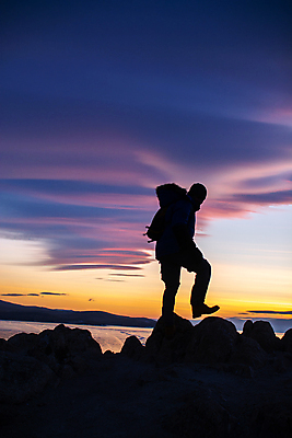 포토 JPG 해외이미지 1 여행 백그라운드 컨셉 겨울 일러스트 배낭 자국 상상 자연 하늘 성공 산 미술 한명 서기 사람 야외 뷰티 얼음 하이킹 추위 저녁 신비 그림 절정 하이커 아크릴 해외포토 자연요소 계절 가방 모션 재질 레저 문화예술 야간 생태계 파일형식 이미지허브