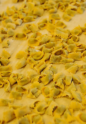 포토 JPG 해외이미지 스튜디오촬영 전통 음식 재료 자연 건조 파스타 실내 요리 풍경 성인 사람없음 컬러풀 노란색 이탈리아 신선 최고 작업 이탈리아음식 맛 먹기 유기농 밀가루 흙더미 건강식 산기슭 내추럴 라비올리 핸드메이드 해외포토 웰빙 유럽 컬러 컨셉 모션 산 서양음식 사람 내부 흙 가루 생태계 파일형식 더미 이미지허브