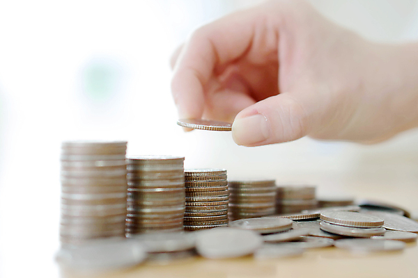 포토 JPG 해외이미지 손 유럽 백그라운드 컨셉 돈 비즈니스 손가락 모션 그래프 사람없음 금융 쌓기 달러 금속 동전 저축 유로 성장 흰색 잡기 계산 시장 재산 황금 사인 투자 파운드 흙더미 고립 센트 수입 해외포토 나라 컬러 재질 신체부위 경제 흙 파일형식 더미 이미지허브