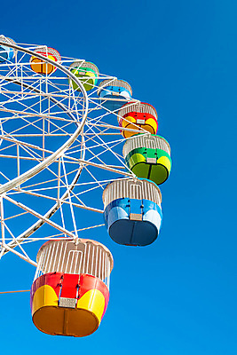 포토 JPG 해외이미지 주간 행복 하늘 휴식 사람없음 야외 파란색 맑음 놀이공원 주말 대관람차 해외포토 자연요소 감정 컬러 컨셉 날씨 테마파크 놀이기구 파일형식 이미지허브