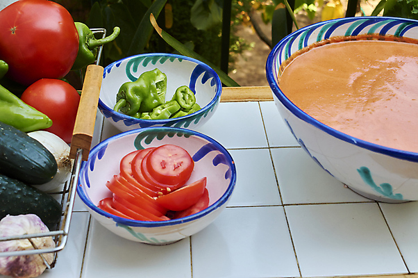 포토 JPG 해외이미지 전통 접시 음식 다이어트 토마토 탁자 건강 요리 사람없음 목재 세로 식사 추위 시골 신선 스페인 수프 지중해 먹기 상쾌 올리브 채식 레시피 스페인어 안달루시아 채식주의자 타파스 비건 해외포토 나무 식기 열매 감정 유럽 바다 가구 채소 재료 모션 애피타이저 파일형식 이미지허브