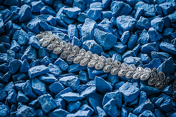 포토 JPG 해외이미지 장신구 팔찌 실내 사람없음 조약돌 화려 우아함 보석 파란배경 다이아몬드 해외포토 백그라운드 컨셉 내부 파란색 돌_바위 광석 파일형식 이미지허브