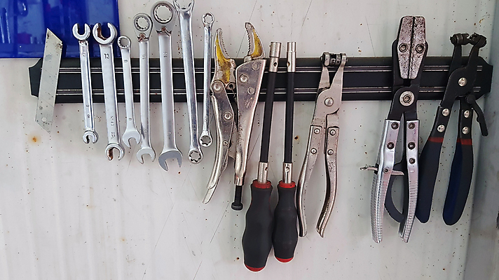 포토 JPG 해외이미지 산업 벽 벤치 부분 자동차 탁자 주택 매달리기 사람없음 세트 상점 금속 기계 장비 수확 기구 공구 스패너 업무 조직 작업실 수리 철 서비스 고정 펜치 엔진 정비공 유지 그런지 송곳 자동 차고 철강 하드웨어 해외포토 육상교통 가구 농업 의자 모션 재질 건물 컴퓨터 도구 작업 기술자 파일형식 이미지허브