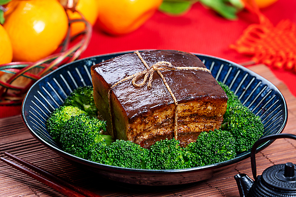 포토 JPG 해외이미지 접시 과일 실내 돼지고기 사람없음 바구니 중식 끈 브로콜리 찻주전자 나무젓가락 나무발 동파육 빨간배경 해외포토 식기 음식 백그라운드 채소 젓가락 주전자 육류 내부 빨간색 파일형식 이미지허브