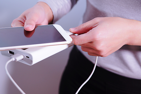 포토 JPG 해외이미지 손 디자인 백그라운드 컨셉 모바일 세포 사람없음 스마트폰 핸드폰 디지털 힘 에너지 흰색 플러그 연결 USB 전화기 스마트 충전 베터리 충전기 해외포토 컬러 신체부위 전자제품 스마트기기 기계 파일형식 이미지허브