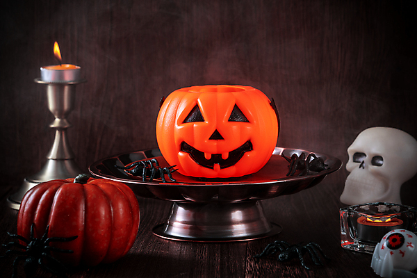 포토 JPG 해외이미지 디자인 백그라운드 컨셉 촛불 탁자 검은배경 사람없음 장식 파티 축제 어둠 할로윈 가을 오브젝트 촛대 잭오랜턴 호러 해외포토 계절 가구 초 이벤트 검은색 공포 파일형식 이미지허브