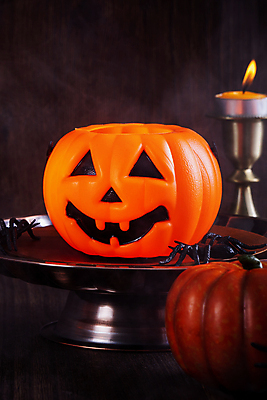 포토 JPG 해외이미지 디자인 백그라운드 컨셉 촛불 탁자 검은배경 사람없음 장식 파티 축제 어둠 할로윈 오브젝트 촛대 잭오랜턴 호러 해외포토 가구 초 이벤트 검은색 공포 파일형식 이미지허브