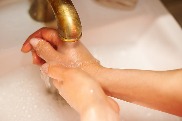 포토 JPG 해외이미지 손 어린이 신체 건강 관리 사람 사람없음 물 목욕 거품 젖음 욕실 액체 씻기 빨래 청소 싱크대 수도꼭지 비누 돌봄 위생관리 해외포토 자연요소 가사 모션 신체부위 위생용품 청결 개수대 파일형식 이미지허브