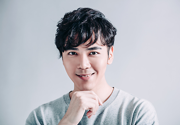 포토 JPG 해외이미지 응시 남자 한명 동양인 손짓 상반신 성인 앞모습 턱괴기 성인남자한명만 해외포토 1 시선 뷰포인트 모션 사람 인종 남자한명만 성인남자만 파일형식 이미지허브