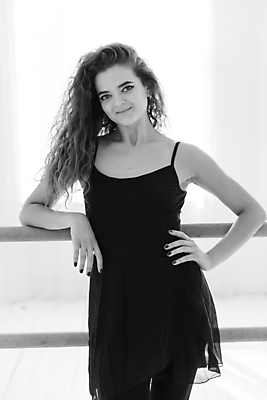 포토 JPG 해외이미지 백인 여자 허리손 흑백 실내 한명 미소 사람 상반신 성인 앞모습 뷰티 우아함 발레 발레리나 발레복 성인여자한명만 해외포토 서양인 1 옷 뷰포인트 포즈 컨셉 촬영기법 표정 내부 춤 여자한명만 성인여자만 파일형식 이미지허브