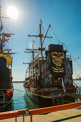 포토 JPG 해외이미지 바다 여행 건축양식 천사 뿔 사람없음 물 파란색 컬러풀 여행객 항구 도시 보트 중세 헬멧 지중해 공상 해적 칠면조 8월 2018년 바이킹 해외포토 자연요소 건축 컬러 배_교통 교통시설 조류 사람 날짜 역사 보호장비 도둑 연도 파일형식 이미지허브