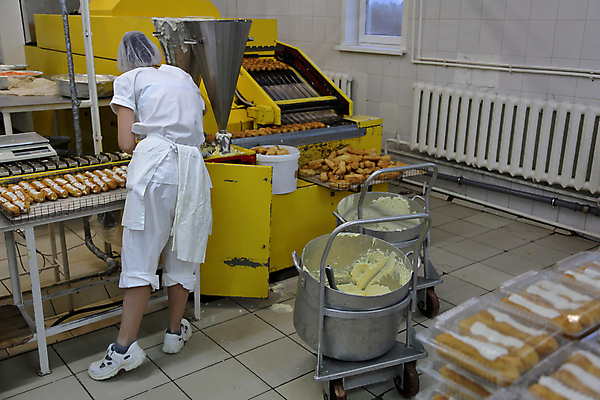 포토 JPG 해외이미지 전신 여자 빵 포장 공장 노동자 실내 한명 서기 성인 뒷모습 기계 성인여자한명만 생산직 해외포토 직업 1 음식 뷰포인트 공업 모션 사람 내부 여자한명만 성인여자만 파일형식 이미지허브