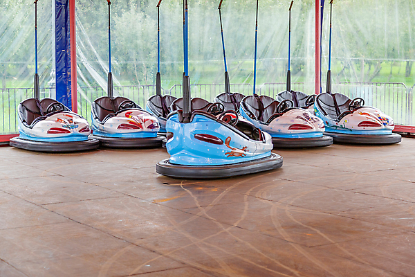 포토 JPG 해외이미지 주간 행복 휴식 사람없음 야외 맑음 놀이공원 놀이기구 주말 범퍼카 해외포토 자연요소 감정 컨셉 날씨 테마파크 파일형식 이미지허브