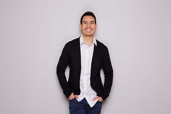 포토 JPG 해외이미지 모델 1 라이프스타일 응시 남자 행복 얼굴 포즈 백그라운드 비즈니스 휴식 관리 한명 서기 미소 사람 동양인 성인 유행 재킷 기쁨 회색 표현 비즈니스맨 자신감 중앙 주머니 시원함 스마트 진짜 스타일 해외포토 시선 감정 컬러 컨셉 모션 표정 인종 생활 신체부위 외투 직장인 파일형식 이미지허브