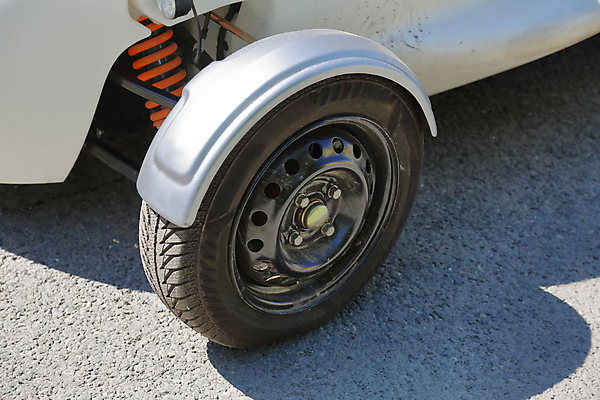 포토 JPG 해외이미지 디자인 도로 백그라운드 컨셉 겨울 신체 부분 교통시설 자동차 거리 사람없음 야외 금속 맑음 검은색 기계 운전 도시 바퀴 원형 닫기 작음 아스팔트 왼쪽 철 오브젝트 타이어 밟기 고무 모터 자동 해외포토 도형 계절 길 육상교통 컬러 교통 모션 재질 날씨 크기 방향 시설 파일형식 이미지허브