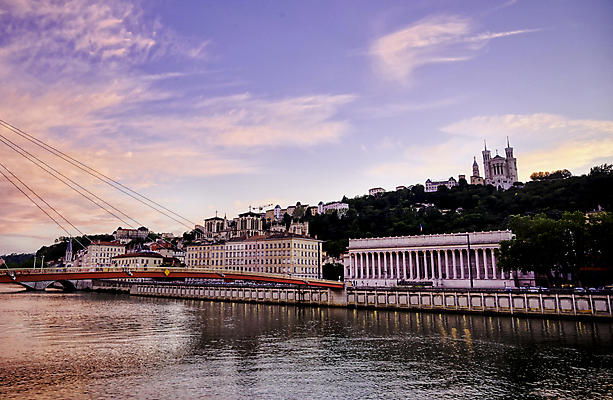 포토 JPG 해외이미지 구름 유럽 여행 건축양식 하늘 풍경 사람없음 건물 물 강 도시풍경 일몰 프랑스 도시 프랑스어 리옹 해외포토 자연요소 문자 건축물 건축 나라 노을 파일형식 이미지허브