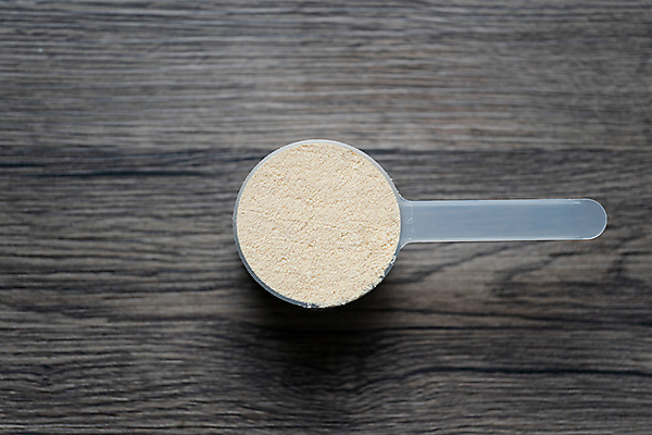 포토 JPG 해외이미지 실내 사람없음 하이앵글 가루 단백질 스쿱 단백질쉐이크 나무배경 프로틴파우더 해외포토 뷰포인트 백그라운드 내부 쉐이크 영양소 파일형식 이미지허브