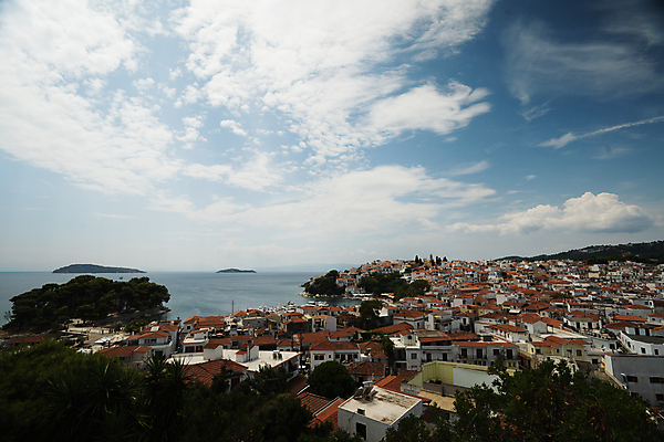 포토 JPG 해외이미지 전통 라이프스타일 웰빙 응시 유럽 도로 길 여행 건축양식 하늘 지붕 휴가 휴식 거리 주택 따뜻함 안테나 사람없음 야외 건물 파란색 햇빛 태양 뷰티 상점 조약돌 흰색 대접 선탠 옥상 그리스 언덕 시력 그리스인 옛날 해외포토 자연요소 서양인 건축물 시선 건축 나라 컬러 컨셉 통신 교통시설 생활 돌_바위 파일형식 이미지허브