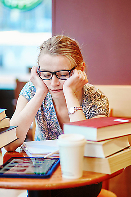 포토 JPG 해외이미지 외국인 커피 음료 대학생 책장 한명 상반신 20대 성인 책 펜 턱괴기 카페 도서관 읽기 성인여자한명만 해외포토 1 학생 교육 가구 모션 사람 인종 청년 필기구 상점 여자한명만 성인여자만 파일형식 이미지허브