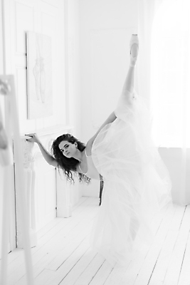 포토 JPG 해외이미지 전신 백인 여자 흑백 실내 한명 사람 성인 옆모습 뷰티 우아함 발레 발레리나 발레복 다리들기 성인여자한명만 해외포토 서양인 1 옷 뷰포인트 컨셉 모션 촬영기법 내부 춤 여자한명만 성인여자만 파일형식 이미지허브
