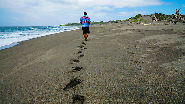 포토 JPG 해외이미지 1 라이프스타일 남자 모래 바다 여행 신체 비즈니스 자연 휴가 휴식 사람없음 야외 물 여름 모래사장 태양 걷기 우주 검은색 산책 흰색 발자국 지역 양발 혼자 해외포토 자연요소 계절 컬러 컨셉 자국 모션 사람 생활 생태계 파일형식 이미지허브