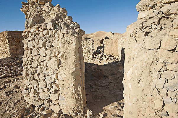 포토 JPG 해외이미지 벽 하늘 벽돌 출입구 주택 사람없음 건물 파란색 문 버리기 깨짐 해외포토 건축물 컬러 컨셉 모션 파일형식 이미지허브