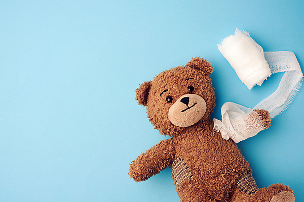 포토 JPG 해외이미지 하늘색 사람없음 치료 갈색 곰인형 붕대 거즈 붕대감기 해외포토 인형 컬러 의학 파란색 감싸기 파일형식 이미지허브