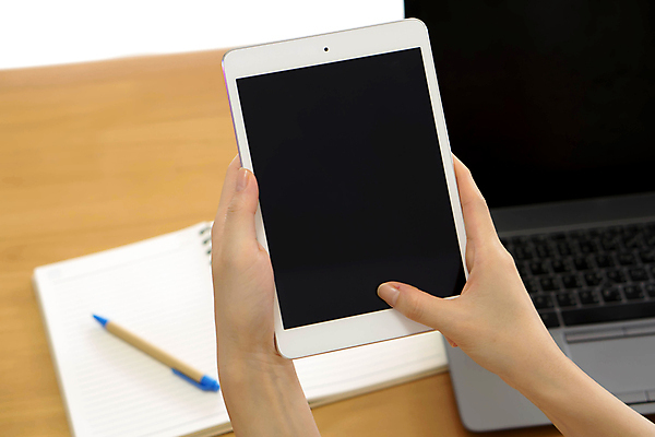 포토 JPG 해외이미지 직업 셔츠 인터넷 비즈니스 CEO 사업가 넥타이 노동자 직장 관리 사람 사람없음 목재 금융 노트북 컴퓨터 사무실 알약 디지털 스크린 터치 흰색 잡기 작업 비즈니스우먼 작업실 휴대용 무선전화기 책상 보고서 경영자 온라인 책임자 경영 정중 네트워킹 해외포토 나무 잡화 여자 컬러 가구 컨셉 상의 회사 재료 모션 경제 전자제품 약 직장인 네트워크 전화기 오브젝트 리더 파일형식 이미지허브