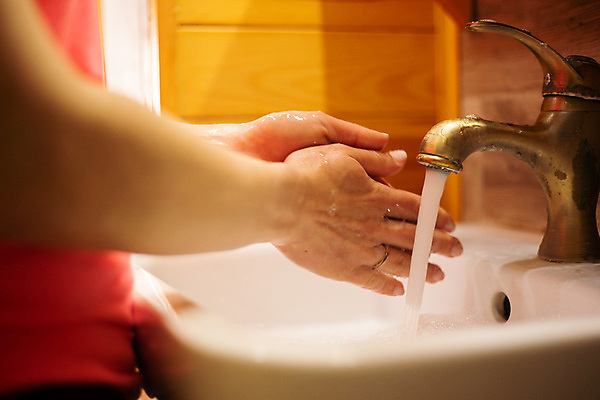 포토 JPG 해외이미지 손 어린이 신체 건강 관리 사람 사람없음 물 목욕 거품 젖음 욕실 액체 씻기 빨래 청소 싱크대 수도꼭지 비누 돌봄 위생관리 해외포토 자연요소 가사 모션 신체부위 위생용품 청결 개수대 파일형식 이미지허브