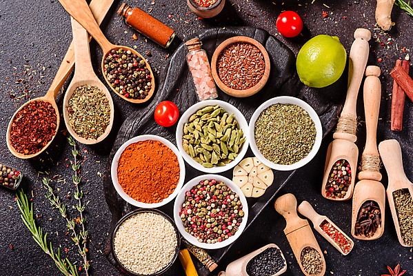 포토 JPG 해외이미지 백그라운드 잎 재료 고추 탁자 파프리카 건조 마늘 요리 씨앗 동양인 사람없음 빨간색 초록색 컬러풀 주방 숟가락 검은색 어둠 양념 조미료 사발 고수 맛 가루 인도인 허브 메뉴 유기농 매움 아로마 소금 향 레시피 후추 카레 생강 바질 로즈메리 시나몬 강황 해외포토 외국인 식물 웰빙 음식 컬러 가구 컨셉 채소 식재료 수저 인종 사기그릇 향신료 향미료 파일형식 이미지허브