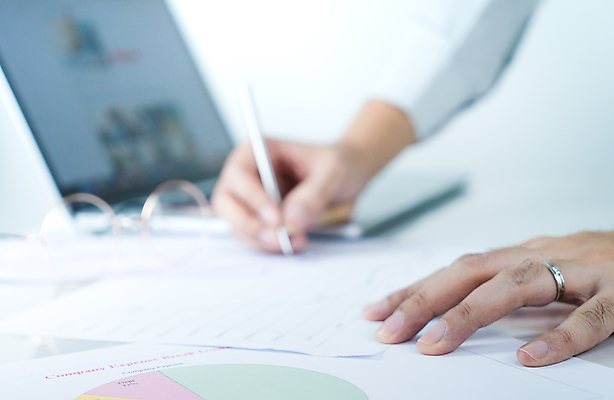 포토 JPG 해외이미지 손 교육 종이 컨셉 비즈니스 탁자 성공 그래프 사람 사람없음 금융 노트북 컴퓨터 사무실 펜 디지털 성장 흰색 기록 업무 비즈니스맨 은색 계획 책상 분석 보고서 경영자 비전 수익 개발 경영 마케팅 체크리스트 해외포토 남자 컬러 가구 신체부위 경제 전자제품 필기구 작업 직장인 리더 파일형식 이미지허브