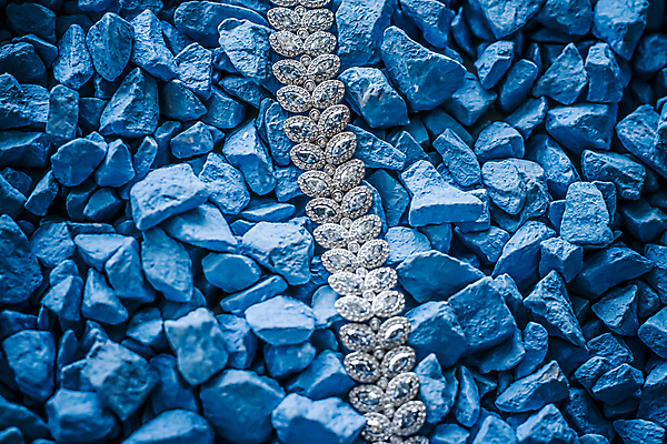 포토 JPG 해외이미지 장신구 팔찌 실내 사람없음 조약돌 화려 우아함 보석 파란배경 다이아몬드 해외포토 백그라운드 컨셉 내부 파란색 돌_바위 광석 파일형식 이미지허브