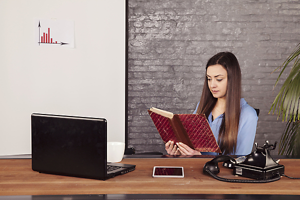 포토 JPG 해외이미지 직업 라이프스타일 생각 비즈니스 휴식 스트레스 기술 설명 한명 사람 책 스마트폰 컴퓨터 사무실 알약 자료 업무 비즈니스우먼 미끄럼틀 종업원 집중 읽기 책상 경영자 리더 바쁨 업무과다 비서 야근 경영 우수 해외포토 1 여자 가구 컨셉 모션 생활 전자제품 핸드폰 스마트기기 약 작업 직장인 놀이기구 절기 파일형식 이미지허브