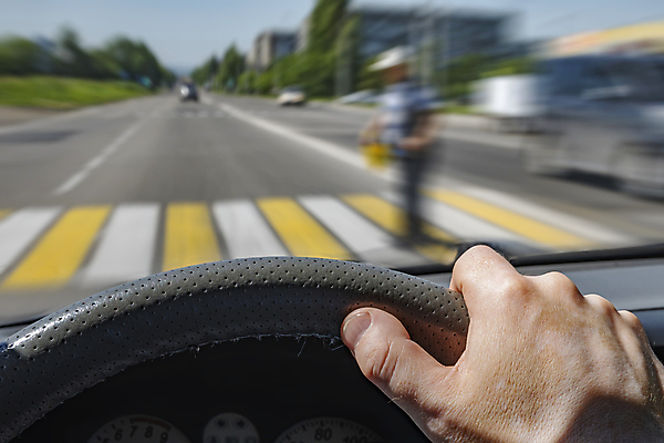 포토 JPG 해외이미지 손 남자 도로 교통시설 모션 자동차 거리 안전 사람 사람없음 운전 도시 바퀴 고속도로 보행자 운전사 정상 승차 위험 사인 속도 얼룩말 통과 건너기 때리기 자동 재앙 한계 방식 해외포토 직업 길 육상교통 교통 컨셉 신체부위 말_동물 시설 파일형식 이미지허브