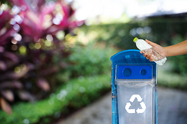 포토 JPG 해외이미지 백인 손 종이 지구 얼굴 음료 백그라운드 컨셉 유리 사람 사람없음 야외 초록색 상자 환경 금속 재활용 쓰레기통 표현 업무 보호 쓰레기 폐기물 컨테이너 플라스틱 오브젝트 재활용품 낭비 생태학 줄이기 해외포토 서양인 교육 산업 컬러 모션 재질 신체부위 작업 친환경 파일형식 이미지허브