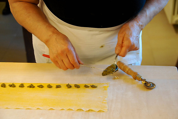 포토 JPG 해외이미지 전통 손 음식 재료 자연 건조 파스타 요리 풍경 성인 사람없음 컬러풀 노란색 이탈리아 신선 최고 작업 이탈리아음식 맛 자르기 준비 유기농 반죽 만들기 밀가루 밀가루반죽 건강식 산기슭 음식준비 핸드메이드 해외포토 웰빙 유럽 컬러 컨셉 모션 산 서양음식 사람 신체부위 가루 생태계 파일형식 이미지허브