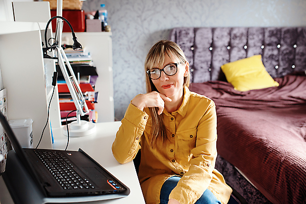 포토 JPG 해외이미지 여자 안경 인터넷 비즈니스 통신 모바일 주택 한명 사람 노트북 스마트폰 컴퓨터 금발 뷰티 회색 흰색 온라인쇼핑 온라인 거짓말 해외포토 1 헤어스타일 잡화 컬러 건물 전자제품 핸드폰 스마트기기 쇼핑 파일형식 이미지허브