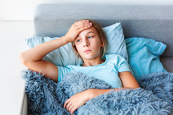 포토 JPG 해외이미지 백인 손 여자 어린이 베개 휴식 주택 건강 한명 치료 10대 약 머리 고통 추위 환자 침대 열 바이러스 보호 질병 온도계 체온계 담요 측정 감염 온도 거짓말 이마 인플루엔자 전염병 코로나바이러스 해외포토 서양인 1 감정 가구 컨셉 의학 침구 청소년 사람 건물 신체부위 파일형식 이미지허브