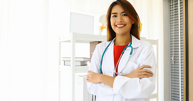 포토 JPG 해외이미지 백인 직업 라이프스타일 여자 행복 유니폼 청진기 건강 병원 실험 대화 한명 미소 사람 성인 사무실 약 시험 환자 의사 코트 흰색 작업 도움 자신감 직원 예방 처방 방문 외과 돌봄 해외포토 서양인 1 옷 교육 감정 컬러 컨셉 비즈니스 의학 의료기기 모션 표정 말하기 생활 외투 의료진 파일형식 이미지허브