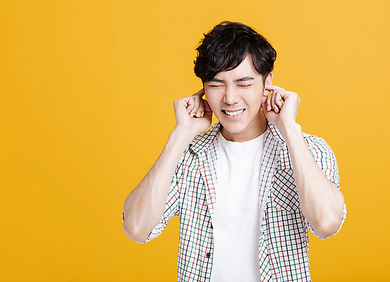 포토 JPG 해외이미지 응시 남자 한명 동양인 상반신 성인 앞모습 눈감음 찡그림 귀막기 성인남자한명만 해외포토 1 시선 뷰포인트 모션 표정 사람 인종 손짓 남자한명만 성인남자만 파일형식 이미지허브