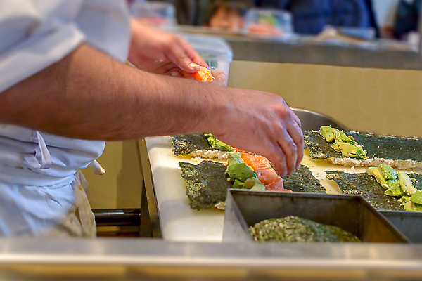 포토 JPG 해외이미지 직업 전통 손 남자 아시아 음식 다이어트 재료 밥 건강 어류 요리 사람 동양인 사람없음 주방 식당 일본 요리사 저녁식사 초밥 신선 해조류 계산대 해산물 준비 유기농 런던 날것 만들기 롤 연어 성분 아보카도 방법 해외포토 웰빙 나라 과일 모션 영국 인종 신체부위 상점 식사 수중동물 해양식물 일본음식 파일형식 이미지허브