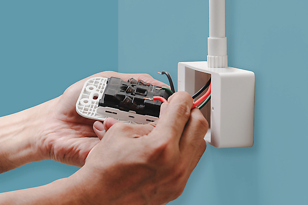 포토 JPG 해외이미지 직업 손 남자 길 벽 백그라운드 노동자 주택 사람 사람없음 내부 건물 파란색 힘 장비 흰색 공구 업무 수리 콘센트 플러그 서비스 철사 고정 펜치 유지 설치 재주꾼 조작 파스텔톤 해외포토 건축물 컬러 신체부위 도구 작업 파일형식 이미지허브