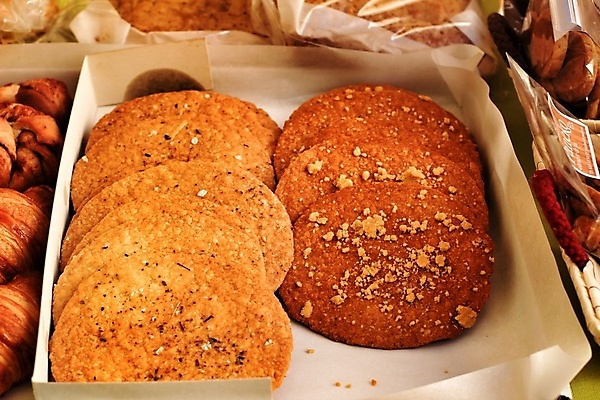 포토 JPG 해외이미지 전통 접시 문화 음식 백그라운드 다이어트 디저트 건강 요리 사람없음 갈색 쿠키 과자 빵집 견과류 시골 대접 원형 달콤 맛 아침식사 설탕 자르기 굽기 먹기 생태계 냅킨 아몬드 칼로리 고립 단절 페스츄리 핸드메이드 해외포토 도형 식기 빵 컬러 컨셉 모션 상점 식사 구이 파일형식 이미지허브