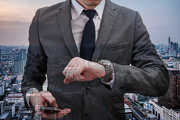 포토 JPG 해외이미지 직업 1 손 응시 남자 시계 비즈니스 손가락 모바일 사람 정장 사람없음 건물 가로 스마트폰 도시풍경 유행 탑 검은색 기구 긴급 시간 비즈니스맨 기다림 고급 우아함 손목 스마트 손목시계 확인 공포 히스패닉 고립 마감 정중 해외포토 건축물 시선 옷 컬러 컨셉 장신구 모션 풍경 신체부위 핸드폰 스마트기기 도시 직장인 파일형식 이미지허브