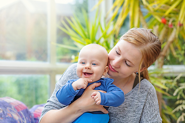 포토 JPG 해외이미지 백인 여자 남자 행복 감정 아들 어린이 관계 엄마 주택 함께함 실내 사랑 웃음 사람 앉기 소년 두명 귀여움 유치원 기쁨 방 흰색 표현 아기 작음 걸음마 해외포토 서양인 교육 컬러 컨셉 가족 모션 표정 내부 건물 크기 파일형식 이미지허브
