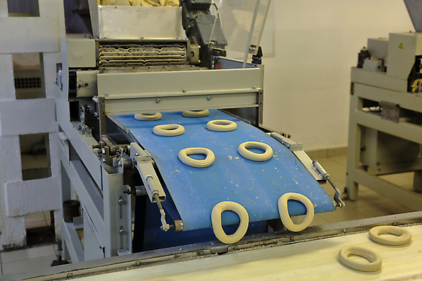 포토 JPG 해외이미지 빵 이동 공장 실내 사람없음 반죽 컨베어밸트 해외포토 음식 컨셉 공업 내부 기계 파일형식 이미지허브